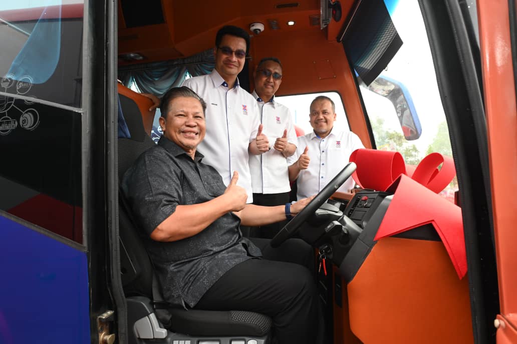 MAJLIS PERASMIAN DAN PENYERAHAN BAS UNIVERSITI MALAYSIA KELANTAN